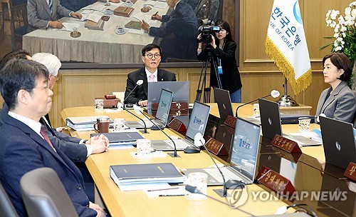 금통위 "긴축 충분히 유지"…'충분히 장기간 지속'서 수정(상보)_김정현