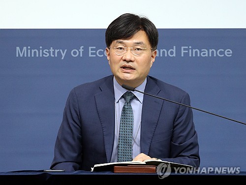 (세종=연합뉴스) 배재만 기자 = 기획재정부 김귀범 경제분석과장이 12일 오전 정부세종청사에서 2024년 4월 최근 경제동향을 발표하고 있다. 2024.4.12 scoop@yna.co.kr