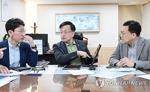 (서울=연합뉴스) 최상목 부총리 겸 기획재정부 장관이 14일 서울 종로구 정부서울청사에서 이란의 이스라엘 공습에 따라 기재부 주요 간부들이 참석한 대외경제점검회의를 주재하고 중동사태 동향을 점검하고 대응 방향을 논의하고 있다. 2024.4.14 [기획재정부 제공. 재판매 및 DB 금지] photo@yna.co.kr