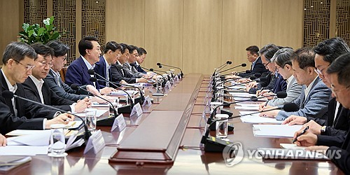 (서울=연합뉴스) 진성철 기자 = 윤석열 대통령이 14일 서울 용산 대통령실 청사에서  '중동 사태에 따른 긴급 경제·안보 회의'를 주재하고 있다. 2024.4.14  [대통령실 제공. 재판매 및 DB 금지] zjin@yna.co.kr