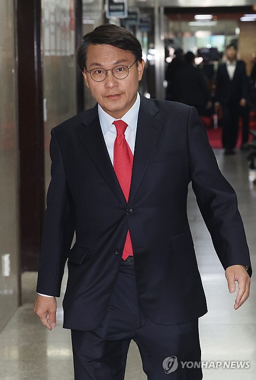 與윤상현 "한은, 10월 '50bp 이상' 인하해야"_한종화