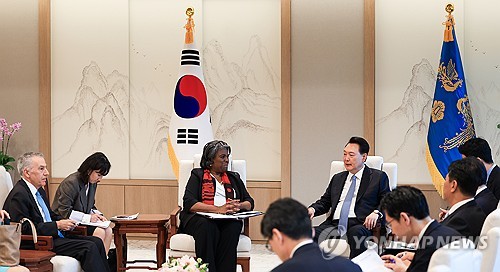 (서울=연합뉴스) 홍해인 기자 = 윤석열 대통령이 15일 서울 용산 대통령실 청사에서 린다 토마스-그린필드 유엔 주재 미국 대사를 접견하고 있다. 2024.4.15 [대통령실 제공. 재판매 및 DB 금지] hihong@yna.co.kr