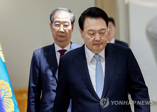 (서울=연합뉴스) 진성철 기자 = 윤석열 대통령과 한덕수 국무총리가 16일 서울 용산 대통령실 청사에서 열린 국무회의에 입장하고 있다. 2024.4.16 zjin@yna.co.kr