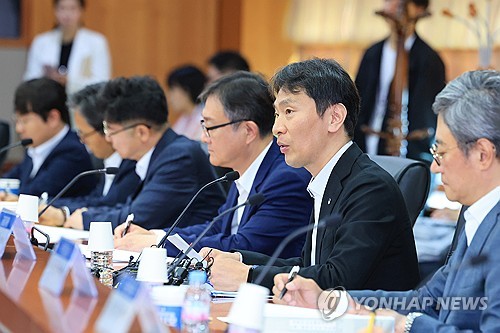지난 4월 '기업과 주주행동주의' 간담회에 참석한 이복현 금융감독원장