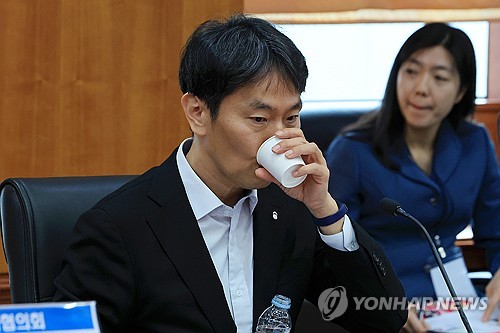 이복현 일정 변경에 민감한 금융권…끊이지 않는 대통령실行_정원