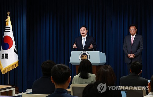 (서울=연합뉴스) 홍해인 기자 = 윤석열 대통령이 22일 서울 용산 대통령실 청사에서 정진석 신임 대통령 비서실장을 직접 소개하고 있다. 2024.4.22 hihong@yna.co.kr