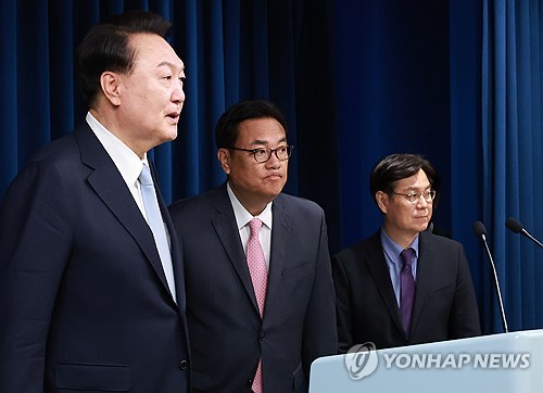 尹, 떠나는 이관섭 청사밖 차량까지 배웅…"용산 1년8개월 가장 소중한 시간"_신윤우