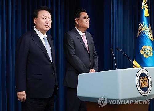 (서울=연합뉴스) 홍해인 기자 = 윤석열 대통령이 22일 서울 용산 대통령실 청사에서 열린 인사브리핑에서 신임 대통령 비서실장으로 임명된 국민의힘 정진석 의원을 소개하고 있다. 2024.4.22 hihong@yna.co.kr