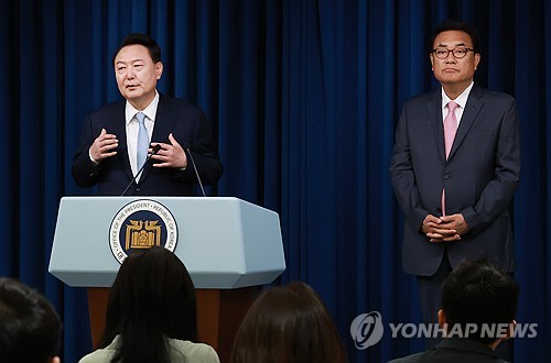(서울=연합뉴스) 홍해인 기자 = 윤석열 대통령이 22일 서울 용산 대통령실 청사에서 열린 인사브리핑에서 신임 대통령 비서실장으로 임명된 국민의힘 정진석 의원을 소개한 뒤 현안 관련 취재진의 질문에 답하고 있다. 2024.4.22 hihong@yna.co.kr