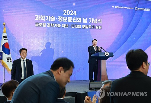 (과천=연합뉴스) 홍해인 기자 = 윤석열 대통령이 22일 경기도 과천시 국립과천과학관 열린 2024 과학기술·정보통신의 날 기념식에서 과학유공자를 소개하며 박수치고 있다. 2024.4.22 hihong@yna.co.kr