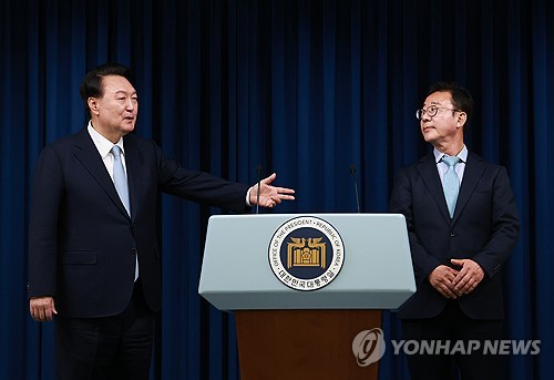 (서울=연합뉴스) 홍해인 기자 = 윤석열 대통령이 22일 서울 용산 대통령실 청사에서 홍철호 신임 대통령실 정무수석을 직접 소개하고 있다. 2024.4.22 hihong@yna.co.kr