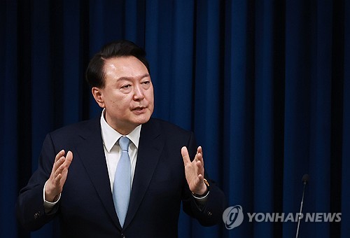 (서울=연합뉴스) 홍해인 기자 = 윤석열 대통령이 22일 서울 용산 대통령실 청사에서 홍철호 신임 대통령실 정무수석을 직접 소개하고 있다. 2024.4.22 hihong@yna.co.kr