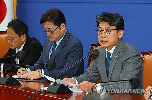 민주, '금투세 내년 시행' 못박아…'폐지 유지' 정부 난감_박준형