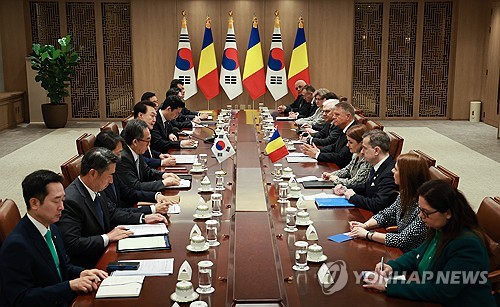 윤석열 대통령, 요하니스 루마니아 대통령과 확대 정상회담