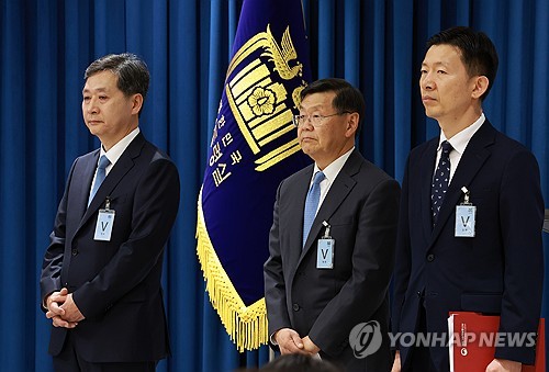 (서울=연합뉴스) 홍해인 기자 = 우주항공청 초대 청장에 내정된 윤영빈 서울대 항공우주공학과 교수(왼쪽부터), 우주항공청 1급 우주항공임무본부장에 내정된 존 리 전 미국 항공우주국(NASA) 고위 임원, 우주항공청 차장에 내정된 노경원 과학기술정보통신부 연구개발정책실장이 24일 서울 용산 대통령실 청사에서 열린 인사브리핑에 참석해 성태윤 대통령실 정책실장의 소개 발언을 듣고 있다. 2024.4.24 hihong@yna.co.kr