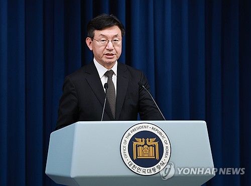 (서울=연합뉴스) 홍해인 기자 = 성태윤 대통령실 정책실장이 25일 서울 용산 대통령실 청사에서 1분기 실질 국내총생산(GDP) 성장률 등 경제 현안 관련 브리핑을 하고 있다. 2024.4.25 hihong@yna.co.kr