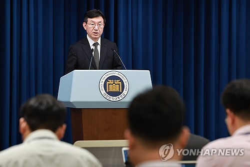 (서울=연합뉴스) 홍해인 기자 = 성태윤 대통령실 정책실장이 25일 서울 용산 대통령실 청사에서 1분기 실질 국내총생산(GDP) 성장률 등 경제 현안 관련 브리핑을 하고 있다. 2024.4.25 hihong@yna.co.kr