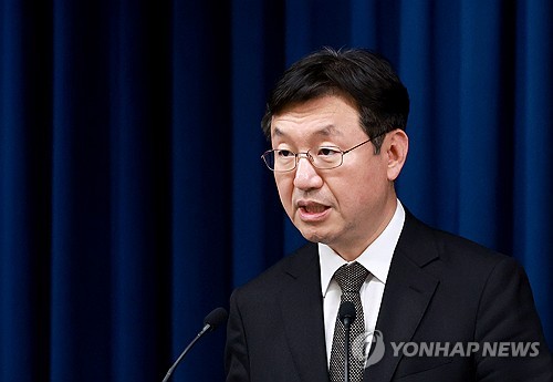 (서울=연합뉴스) 홍해인 기자 = 성태윤 대통령실 정책실장이 25일 서울 용산 대통령실 청사에서 1분기 실질 국내총생산(GDP) 성장률 등 경제 현안 관련 브리핑을 하고 있다. 2024.4.25 hihong@yna.co.kr