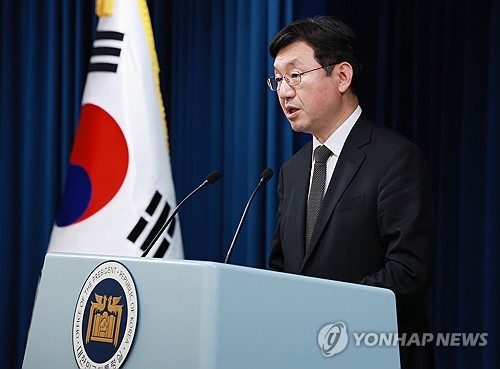 (서울=연합뉴스) 홍해인 기자 = 성태윤 대통령실 정책실장이 25일 서울 용산 대통령실 청사에서 1분기 실질 국내총생산(GDP) 성장률 등 경제 현안 관련 브리핑을 하고 있다. 2024.4.25 hihong@yna.co.kr