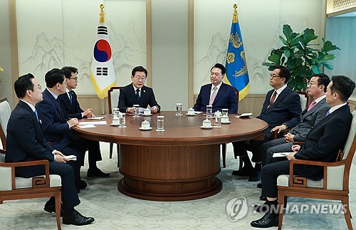 尹 "물가·금리·재정 고려시 어려운 분 효과적 지원이 바람직"_신윤우