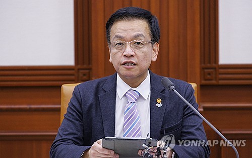 (서울=연합뉴스) 황광모 기자 = 최상목 부총리 겸 기획재정부 장관이 1일 오전 서울 종로구 정부서울청사에서 열린 비상 경제장관회의 겸 물가관계장관회의에 참석해 의제를 설명하고 있다. 2024.5.1 hkmpooh@yna.co.kr