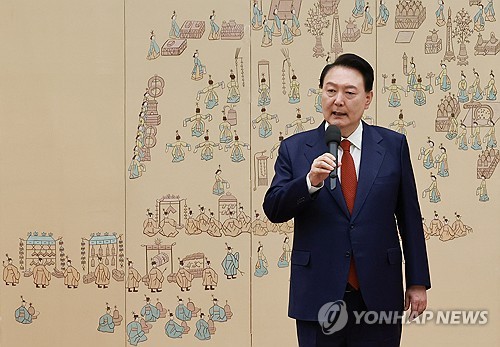 (서울=연합뉴스) 홍해인 기자 = 윤석열 대통령이 1일 서울 용산 대통령실 청사에서 열린 중장 진급·보직 신고 및 삼정검 수치 수여식에서 격려사를 하고 있다. 2024.5.1 hihong@yna.co.kr