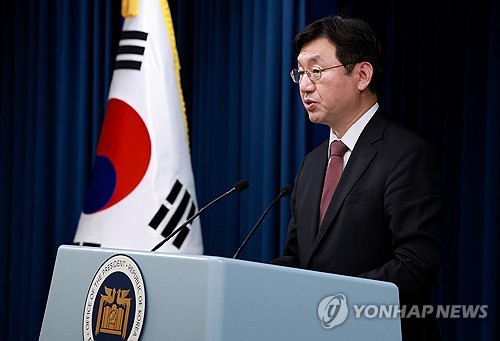 (서울=연합뉴스) 홍해인 기자 = 성태윤 대통령실 정책실장이 2일 서울 용산 대통령실 청사에서 경제 현안 브리핑을 하고 있다. 2024.5.2 hihong@yna.co.kr