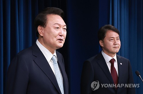 (서울=연합뉴스) 홍해인 기자 = 윤석열 대통령이 7일 서울 용산 대통령실 청사에서 신임 민정수석에 임명한 김주현 전 법무차관을 소개하고 있다. 2024.5.7 hihong@yna.co.kr