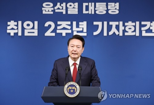 (서울=연합뉴스) 진성철 기자 = 윤석열 대통령이 9일 오전 서울 용산 대통령실 청사 브리핑실에서 '윤석열정부 2년 국민보고 및 기자회견'을 하고 있다. 2024.5.9 zjin@yna.co.kr