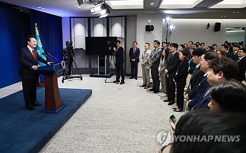 (서울=연합뉴스) 홍해인 기자 = 윤석열 대통령이 9일 오전 서울 용산 대통령실 청사 브리핑실에서 열린 '윤석열정부 2년 국민보고 및 기자회견'에서 취재진과 인사하고 있다. 2024.5.9 hihong@yna.co.kr