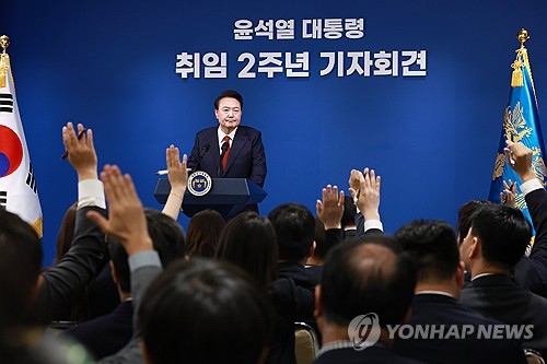 (서울=연합뉴스) 홍해인 기자 = 윤석열 대통령이 9일 오전 서울 용산 대통령실 청사 브리핑실에서  열린 '윤석열정부 2년 국민보고 및 기자회견'에서 질문받고 있다. 2024.5.9 hihong@yna.co.kr