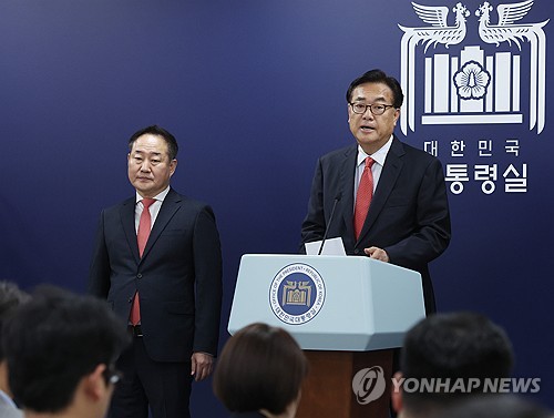 (서울=연합뉴스) 진성철 기자 = 정진석 대통령 비서실장이 10일 서울 용산 대통령실 청사에서 시민사회수석에 임명된 전광삼 전 시민소통비서관을 소개하고 있다.  2024.5.10  [대통령실통신사진기자단] zjin@yna.co.kr