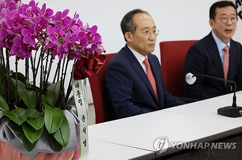 尹, 직접 고른 축하난 추경호에 선물…"경제가 가장 중요한 시점"_한종화