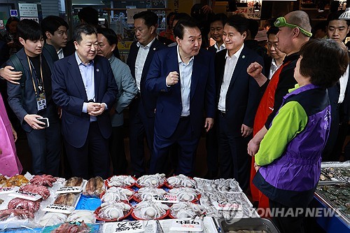 (서울=연합뉴스) 홍해인 기자 = 윤석열 대통령이 김주현 민정수석, 박춘섭 경제수석 등과 함께 10일 서울 서대문구 영천시장을 찾아 수산물 가게에서 상인과 대화하고 있다. 2024.5.10 hihong@yna.co.kr