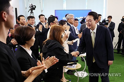 尹, 노동현장 찾아 민생토론회 재개…"노동약자 보호법 제정"(종합)_한종화