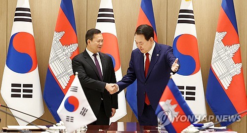 (서울=연합뉴스) 홍해인 기자 = 윤석열 대통령이 16일 서울 용산 대통령실 청사에서 열린 한·캄보디아 정상회담에서 기념촬영 뒤 훈 마넷 캄보디아 총리에게 자리를 권하고 있다. 2024.5.16 [대통령실통신사진기자단] hihong@yna.co.kr