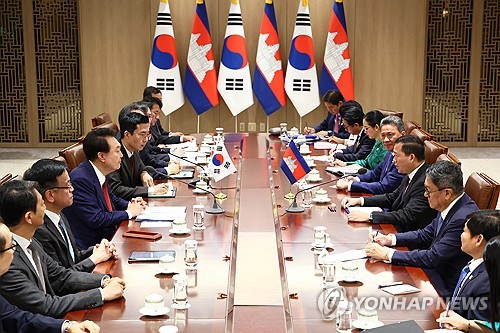 (서울=연합뉴스) 홍해인 기자 = 훈 마넷 캄보디아 총리(오른쪽 세 번째)가 16일 서울 용산 대통령실 청사에서 열린 한·캄보디아 정상회담에서 발언하고 있다. 2024.5.16 [대통령실통신사진기자단] hihong@yna.co.kr