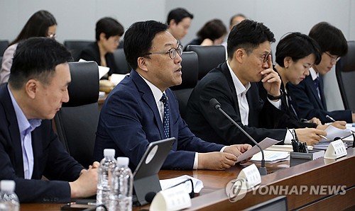 (세종=연합뉴스) 배재만 기자 = 김병환 기획재정부 1차관(왼쪽 두 번째)이 17일 오전 정부세종청사에서 열린 일자리 TF 겸 물가관계차관회의에서 발언하고 있다. 2024.5.17 scoop@yna.co.kr