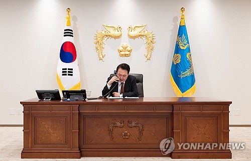 (서울=연합뉴스) 진성철 기자 = 윤석열 대통령은 20일 로런스 웡 싱가포르 신임 총리와 전화 통화를 갖고, 양국 관계 발전에 대해 의견을 교환했다고 대통령실이 전했다. 2024.5.20  [대통령실 제공. 재판매 및 DB 금지] zjin@yna.co.kr