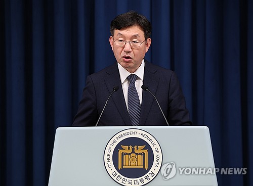 (서울=연합뉴스) 진성철 기자 = 성태윤 대통령실 정책실장이 20일 서울 용산 대통령실 청사에서 해외 직접구매(직구) 논란과 관련해 브리핑하고 있다. 2024.5.20 zjin@yna.co.kr