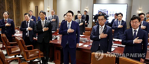 서울=연합뉴스) 홍해인 기자 = 윤석열 대통령이 23일 서울 용산 대통령실 청사에서 열린 제2차 경제이슈점검회의에 참석해 국기에 경례하고 있다. 2024.5.23 [대통령실통신사진기자단] hihong@yna.co.kr