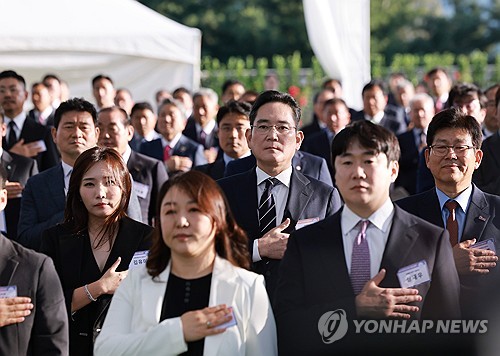 (서울=연합뉴스) 홍해인 기자 = 이재용 삼성전자 회장 등 중소기업 참석자들이 23일 서울 용산 대통령실 잔디마당에서 열린 '2024 대한민국 중소기업인대회'에서 국기에 경례하고 있다. 2024.5.23 hihong@yna.co.kr