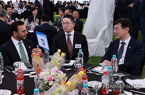 (서울=연합뉴스) 홍해인 기자 = 구광모 LG그룹 회장(가운데)과 성태윤 대통령실 정책실장(오른쪽) 등이 23일 서울 용산 대통령실 잔디마당에서 열린 '2024 대한민국 중소기업인대회'에서 이야기를 나누고 있다. 2024.5.23 hihong@yna.co.kr