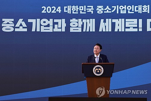 (서울=연합뉴스) 홍해인 기자 = 윤석열 대통령이 23일 서울 용산 대통령실 잔디마당에서 열린 '2024 대한민국 중소기업인대회'에서 격려사를 하고 있다. 2024.5.23 hihong@yna.co.kr