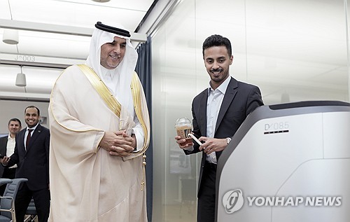 자율주행배달로봇 네이버 '루키' 지켜보는 사우디 데이터인공지능청장