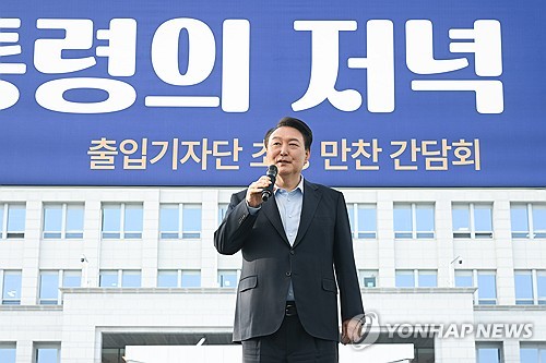 (서울=연합뉴스) 홍해인 기자 = 윤석열 대통령이 24일 서울 용산 대통령실 청사 잔디마당에서 열린 ‘대통령의 저녁 초대’  출입기자단 초청 만찬 간담회에서 발언하고 있다. 2024.5.24 [대통령실 제공. 재판매 및 DB 금지] hihong@yna.co.kr