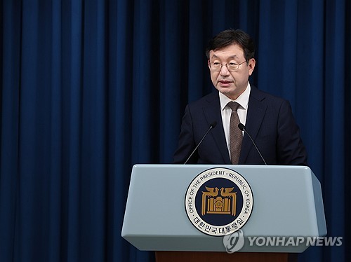 (서울=연합뉴스) 진성철 기자 = 성태윤 대통령실 정책실장이 26일 서울 용산 대통령실 청사에서 의료 개혁과 관련해 현안 브리핑을 하고 있다. 2024.5.26 zjin@yna.co.kr