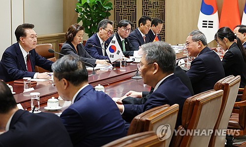 (서울=연합뉴스) 진성철 기자 = 윤석열 대통령이 26일 서울 용산 대통령실에서 열린 중국 총리와의 회담에서 리창 국무원 총리의 발언을 듣고 있다. 2024.5.26 [대통령실통신사진기자단] zjin@yna.co.kr