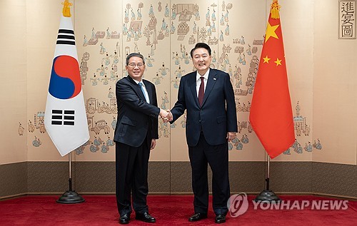 (서울=연합뉴스) 진성철 기자 = 윤석열 대통령이 26일 서울 용산 대통령실 청사에서 리창 중국 국무원 총리와 악수하고 있다. 2024.5.26 [대통령실 제공. 재판매 및 DB 금지] zjin@yna.co.kr