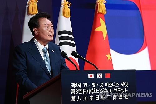 (서울=연합뉴스) 진성철 기자 = 윤석열 대통령이 27일 서울 중구 대한상공회의소에서 열린 제8차 한일중 비즈니스 서밋에서 연설하고 있다. 2024.5.27 zjin@yna.co.kr